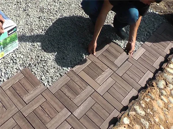 Так мостят дорожку на даче или возле дома с использованием готовых форм, в которые заливается бетонный раствор