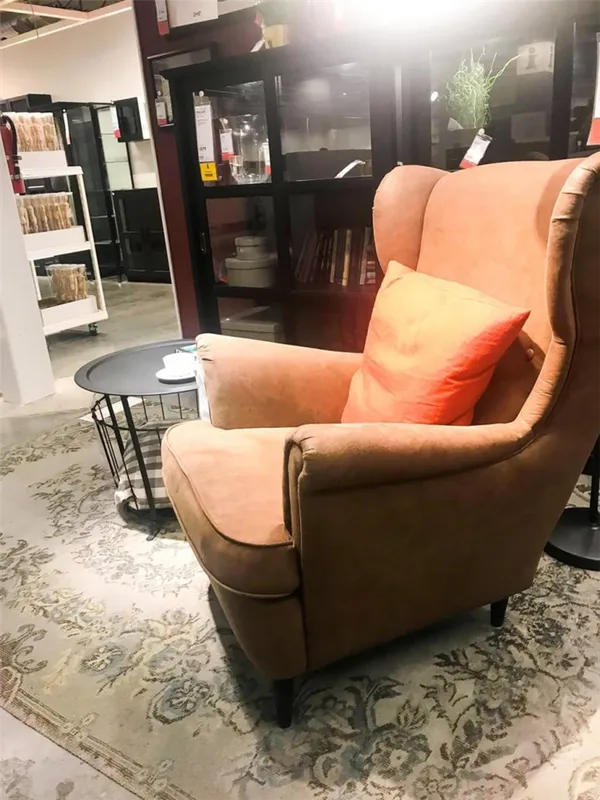 Кресло в гостиную: ТОП-135 фото современных и стильных моделей из каталога 2022 года с примерами размещения в интерьере. Какие кресла сейчас в моде. 18