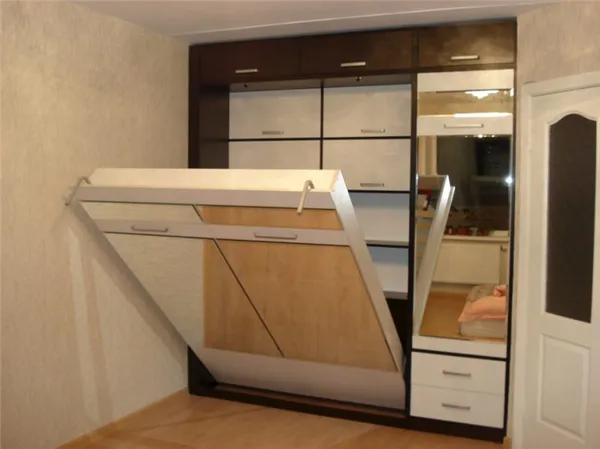 Шкаф-кровать с подъёмным механизмом в интерьере