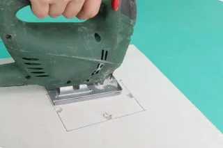 Как правильно резать пластиковые панели для отделки стен. Чем резать пластиковые панели. 6