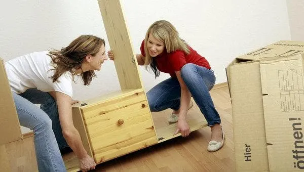 Девушки передвигают мебель