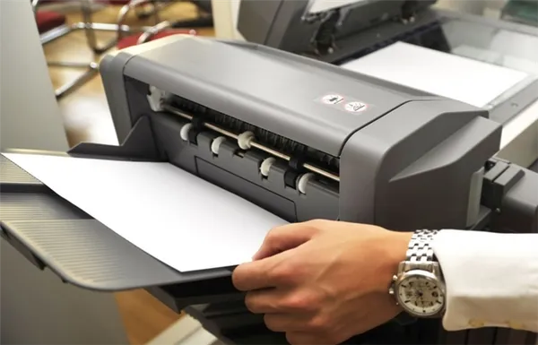 Как менять бумагу в принтере