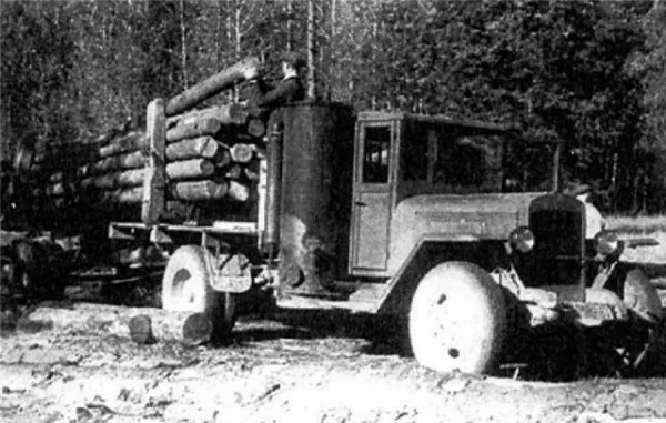 Газогенераторный лесовоз ЗИС-10 на лесоповале в Пермском крае, 1943 год