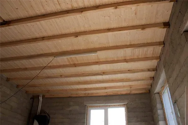 Пример использования необрезной доски для потолка с балками