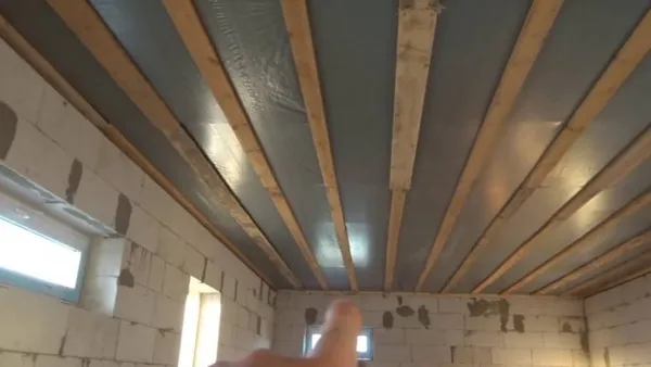 Распространенные способы подшивки потолка по деревянным балкам. Чем подшить потолок по деревянным балкам. 10