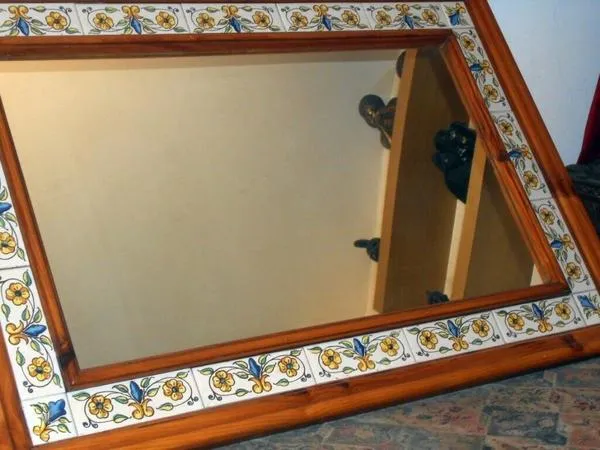 Рама для зеркала с керамической плиткой. Фото с сайта gumtree.com