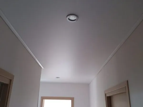 Пример натяжного потолка белого цвета с матовой поверхностью