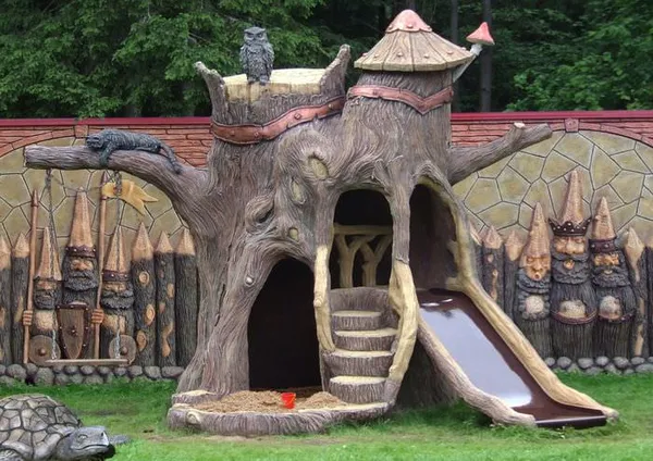 Детская горка в стиле Древней Руси как малая архитектурная форма на садовом участке