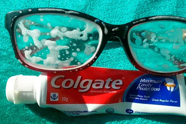 Зубная паста и очки