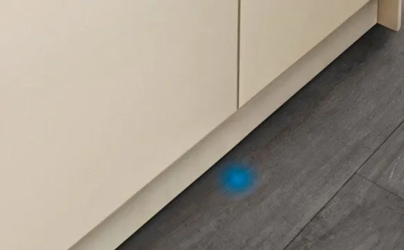 Некоторые модели посудомоечных машин оповещают об окончании работы синим лучом на полу