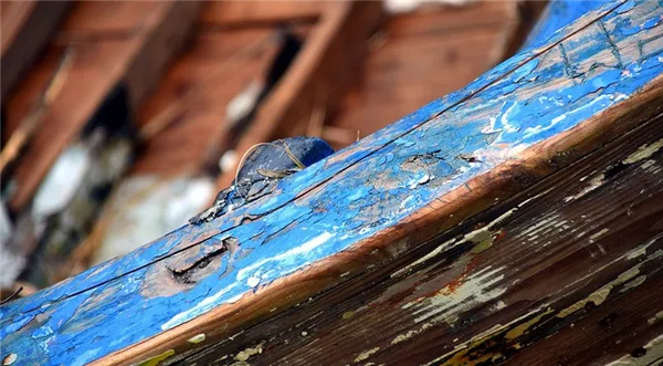 Как быстро удалить краску с металла и дерева: 5 эффективных способов