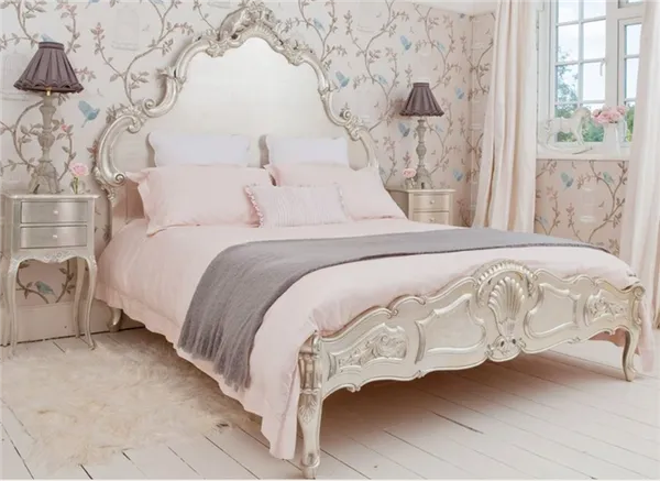 Розово-жемчужный интерьер французской спальни