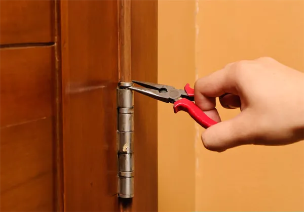 Как правильно обновить старую дверь своими руками и оклеить ее самоклейкой. Как правильно оклеить дверь самоклеющейся пленкой. 3