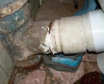 Чем замазать стык унитаза с канализационной трубой