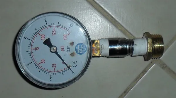 Прибор для измерения давления воды (манометр)
