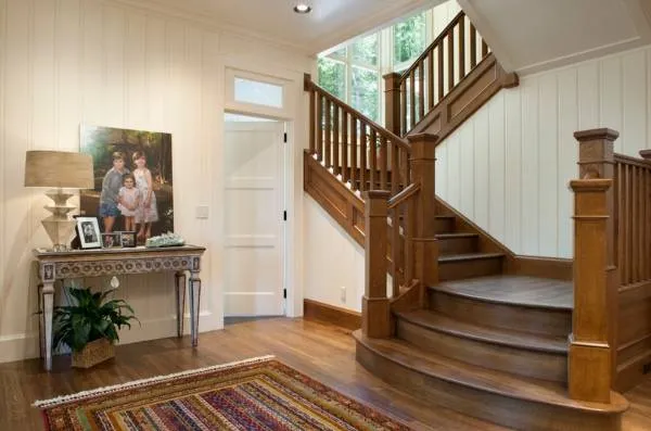 Холл с деревянной лестницей в частном доме - фото