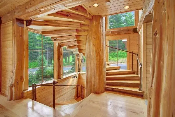 Дизайн деревянной лестницы в деревянном доме загородом