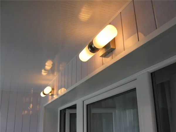 Настенные светильники на балконе
