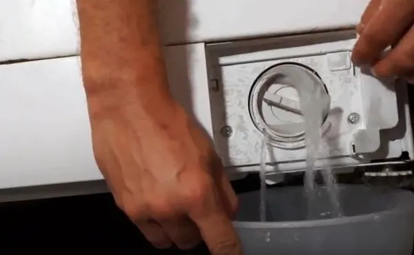 слить воду из стиральной машины для безопасности