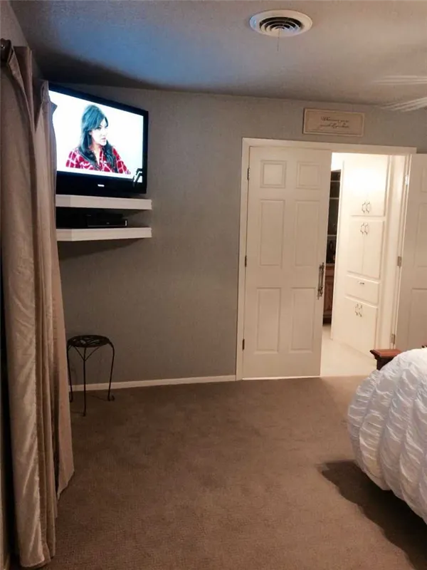 Высота телевизора в спальне: инструкция для новичков, как сделать правильные расчеты своими руками (реальные примеры). Телевизор в спальне на какой высоте. 24