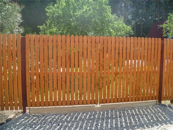 Готовая дощатая ограда на даче