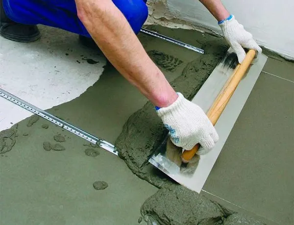 Выравнивание бетонно-силикатного раствора по маякам