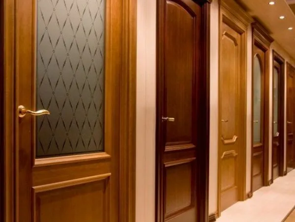 Внутреннюю сторону входной металлической двери нужно обрабатывать составами с отсутствием едкого запаха