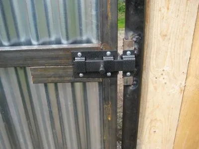 Шпингалеты (21 фото) Что это такое? Выбираем дверную ночную задвижку для металлической конструкции и врезную щеколду для пластиковой двери. Как установить шпингалет на дверь. 7