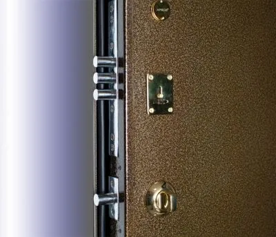 Шпингалеты (21 фото) Что это такое? Выбираем дверную ночную задвижку для металлической конструкции и врезную щеколду для пластиковой двери. Как установить шпингалет на дверь. 9