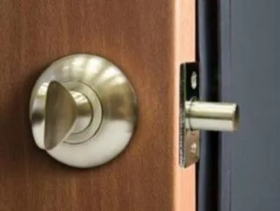 Шпингалеты (21 фото) Что это такое? Выбираем дверную ночную задвижку для металлической конструкции и врезную щеколду для пластиковой двери. Как установить шпингалет на дверь. 8
