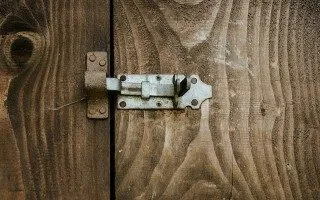 Шпингалеты (21 фото) Что это такое? Выбираем дверную ночную задвижку для металлической конструкции и врезную щеколду для пластиковой двери. Как установить шпингалет на дверь. 2