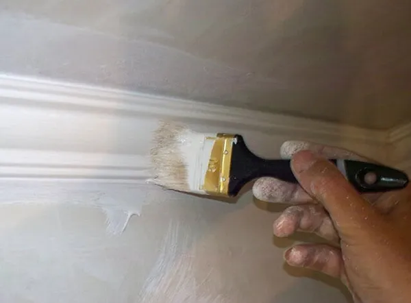 Покраска потолочного плинтуса из пенопласта: пошаговая инструкция. Чем красить потолочный плинтус. 11