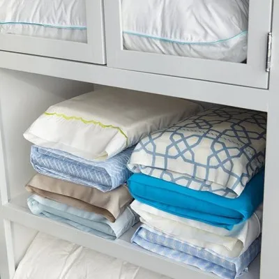 Постельное бельё и полотенца: как складывать, чтобы всё помещалось в шкаф. Где размещаются комплекты постельного белья. 11