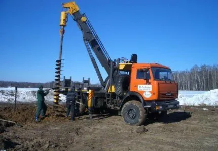 Буровая установка на передвижной технике