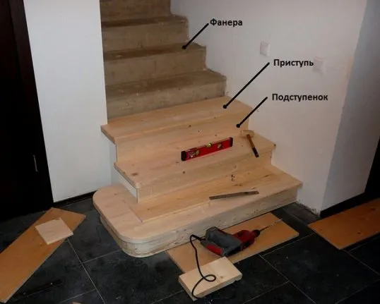 как правильно монтировать лестницу из дерева