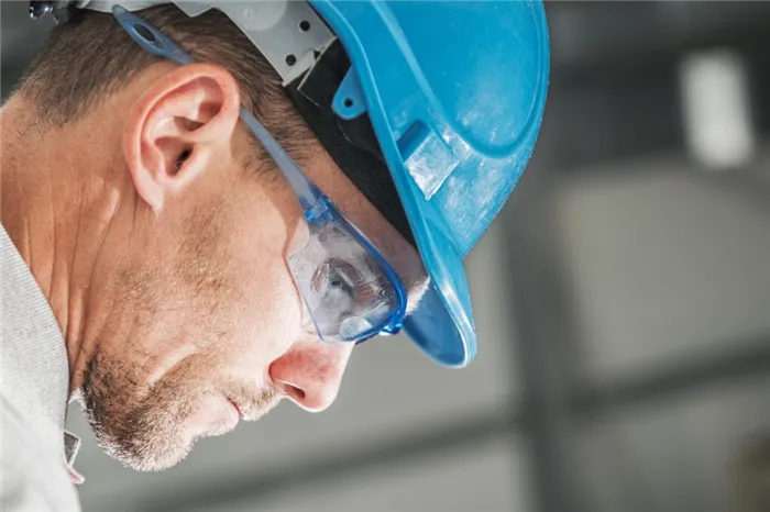 construction-worker-in-hard-hat-and-eyes-safety-gl-BDSJKWS.jpg